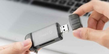 Đầu đọc thẻ là phụ kiện trung gian kết nối thẻ nhớ với thiết bị điện tử