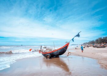 Vào khoảng cuối tháng 4, biển Sầm Sơn còn có những lễ hội, festival biển diễn ra rất vui nhộn.