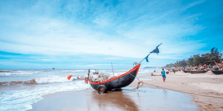 Vào khoảng cuối tháng 4, biển Sầm Sơn còn có những lễ hội, festival biển diễn ra rất vui nhộn.